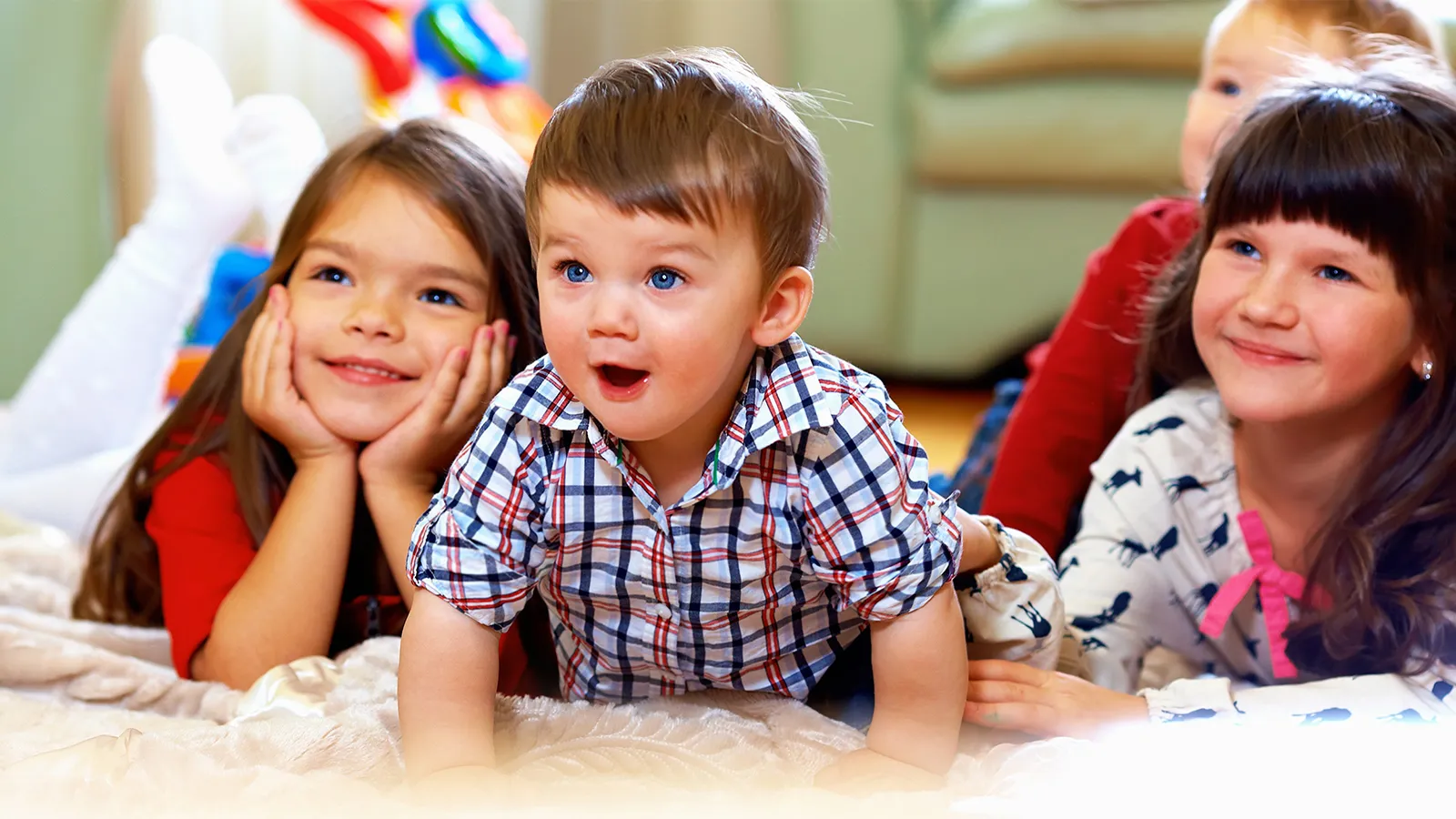 Enfants émerveillés lors d'un atelier découverte à ABC Academy Hay-Riad